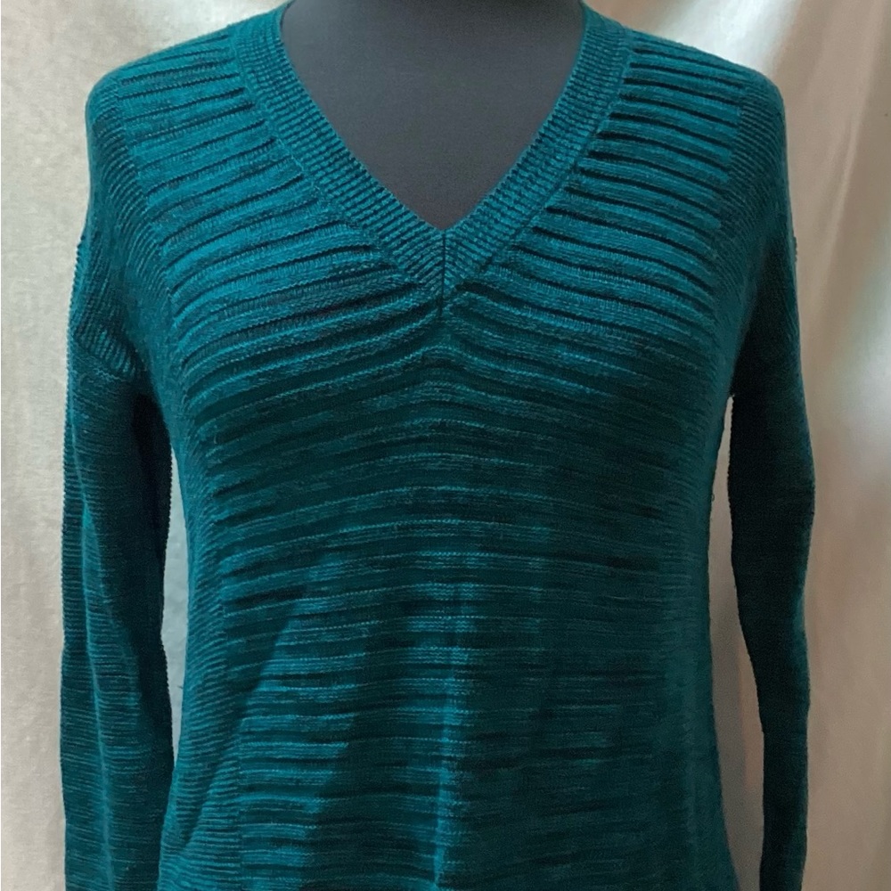 Ellen Tracy Blue marled vneck tunic sweater size small